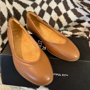 NWT VIVIENNE FLAT English tea leather